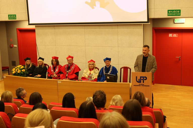 Wystąpienie przy m&oacute;wnicy podczas inauguracji roku akademickiego 2026/2027 na WPP UJK.