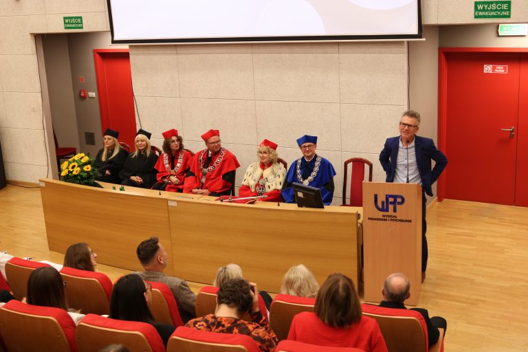 Wystąpienie przy m&oacute;wnicy podczas inauguracji roku akademickiego 2026/2027 na WPP UJK.