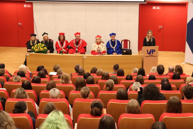 Studentka przy m&oacute;wnicy w obecności władz akademickich i uczestnik&oacute;w inauguracji roku akademickiego 2026/2027 na WPP UJK.