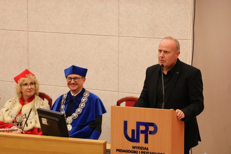 Przedstawiciele władz uczelni podczas wykładu inauguracyjnego na WPP UJK.