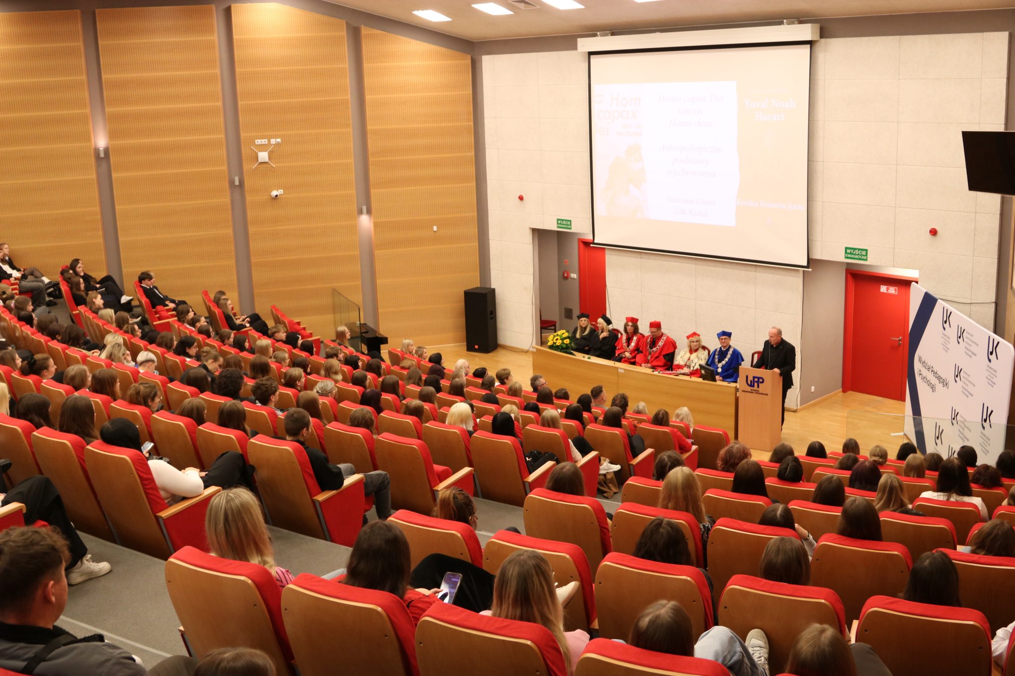Widok na aulę wraz z uczestnikami wykładu inauguracyjnego na inauguracji roku akademickiego 2026/2027 na WPP UJK.