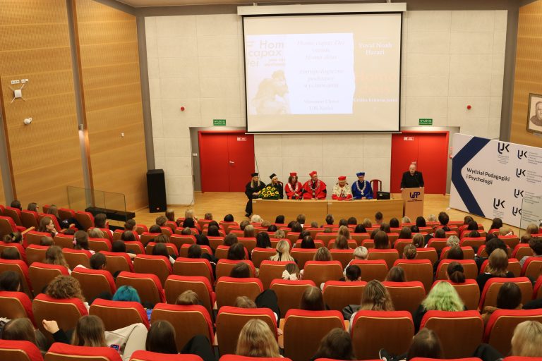 Uczestnicy wykładu inauguracyjnego podczas inauguracji roku akademickiego 2026/2027 na WPP UJK.
