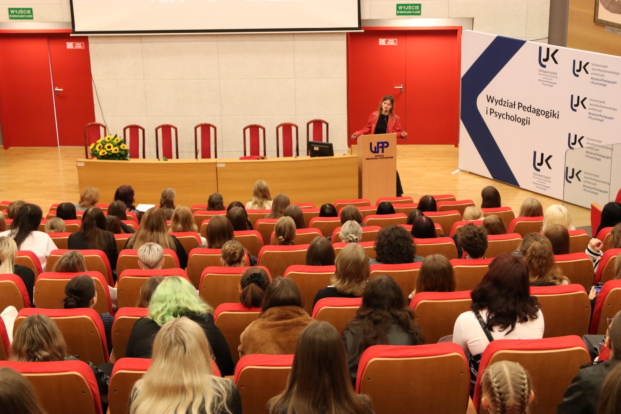 Przemówienie przedstawicielki radia Fraszka podczas inauguracji roku akademickiego 2026/2027 na WPP UJK.